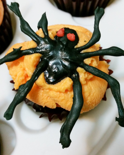 A spider cupcake topper