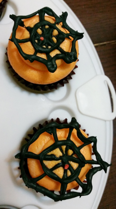 Spider web cupcake toppers
